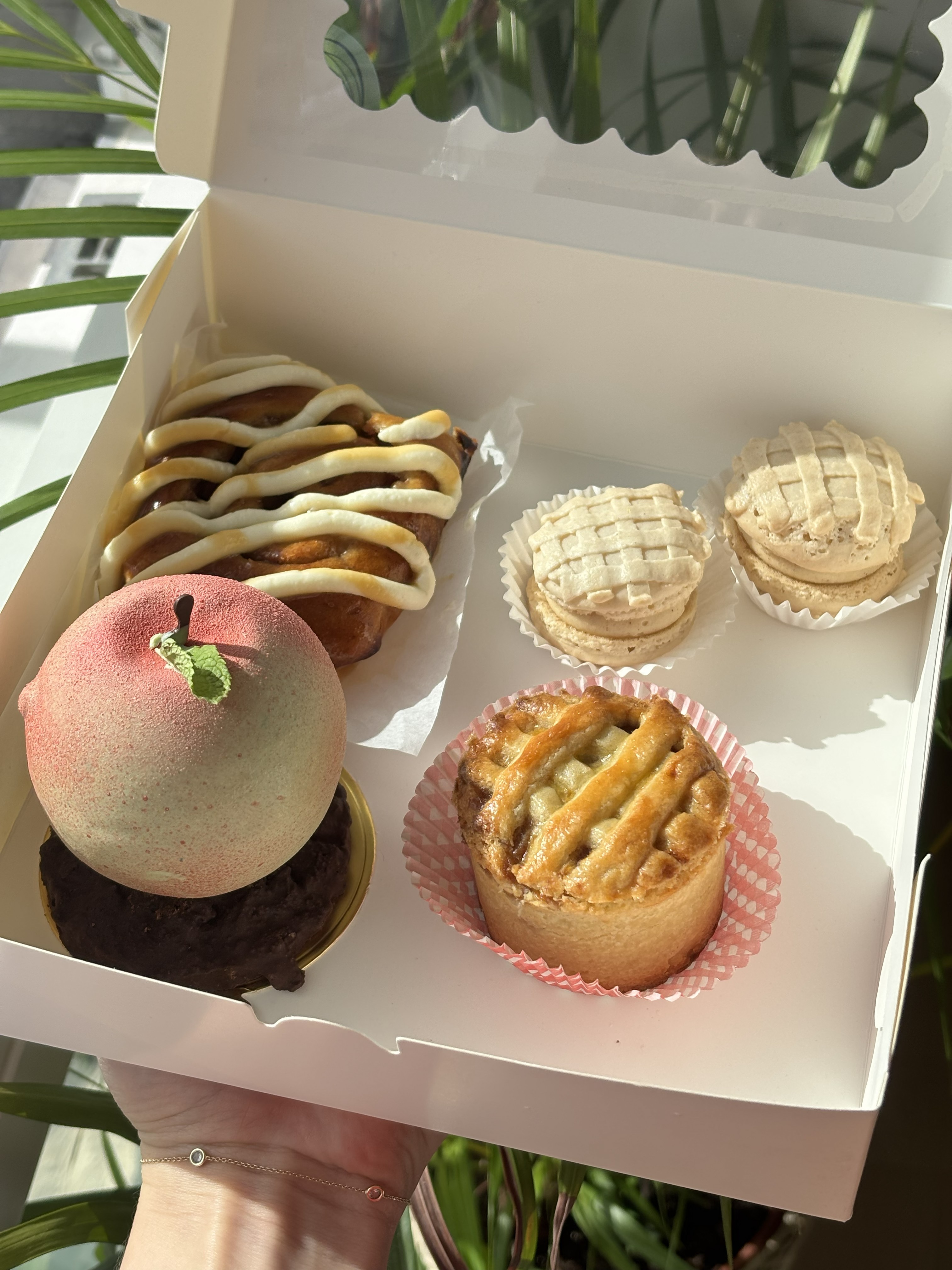 Apple-Cinnamon pastry box